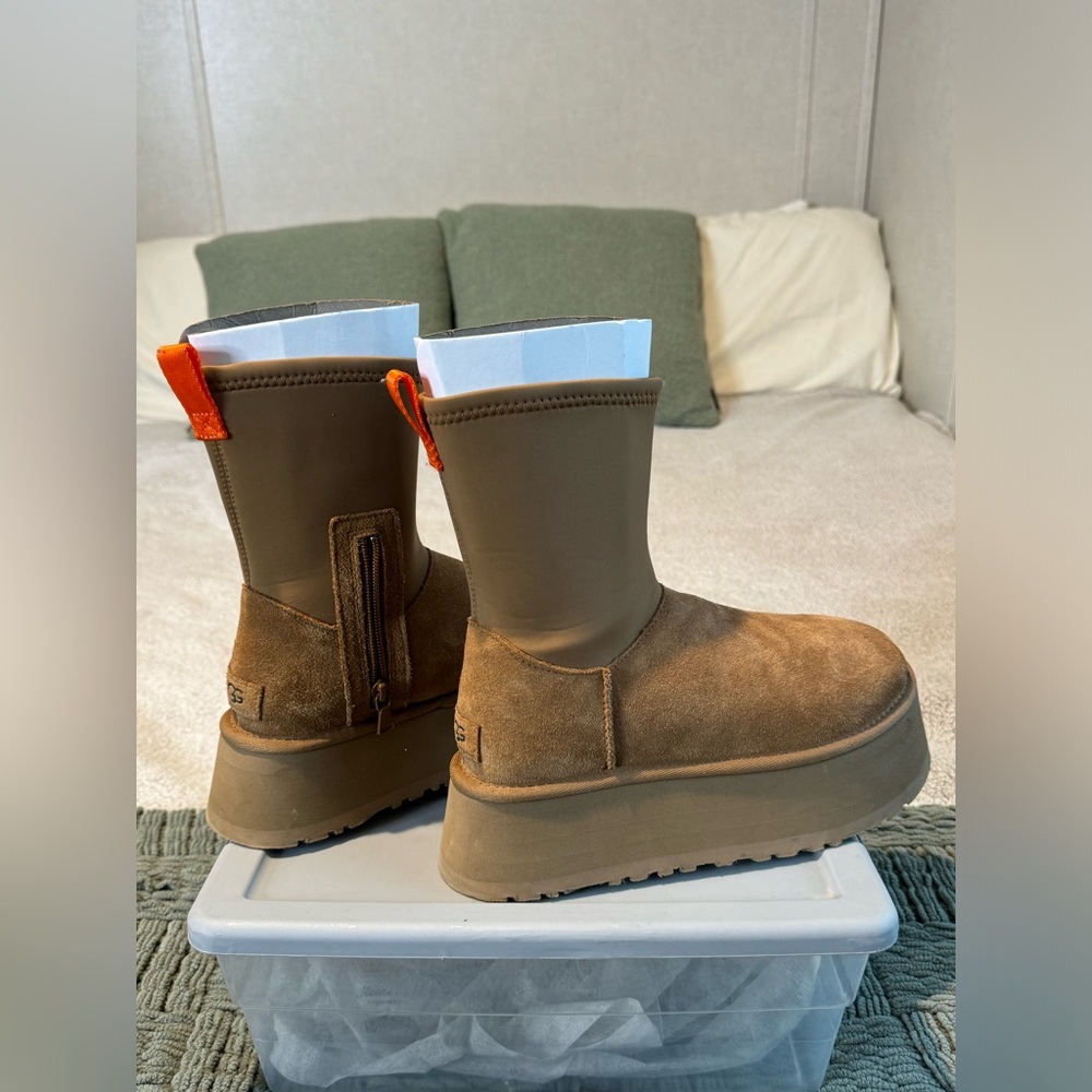 UGG Women's Classic Dipper in Chestnut